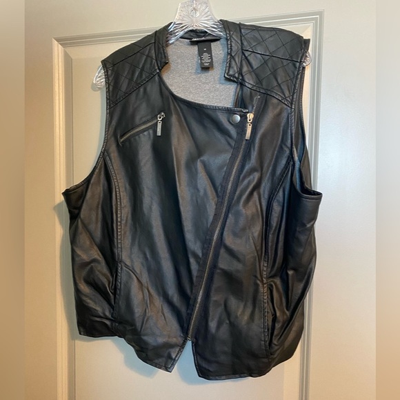 Black Leather Vest with Quilted Shoulders - Picture 1 of 5